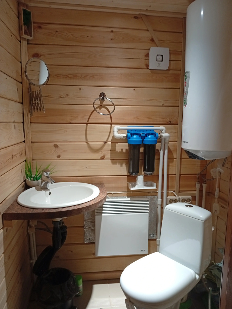 Частный дом с балконом у речки