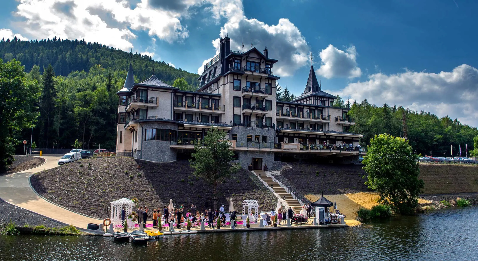 Resort Retro Riverside Wellness