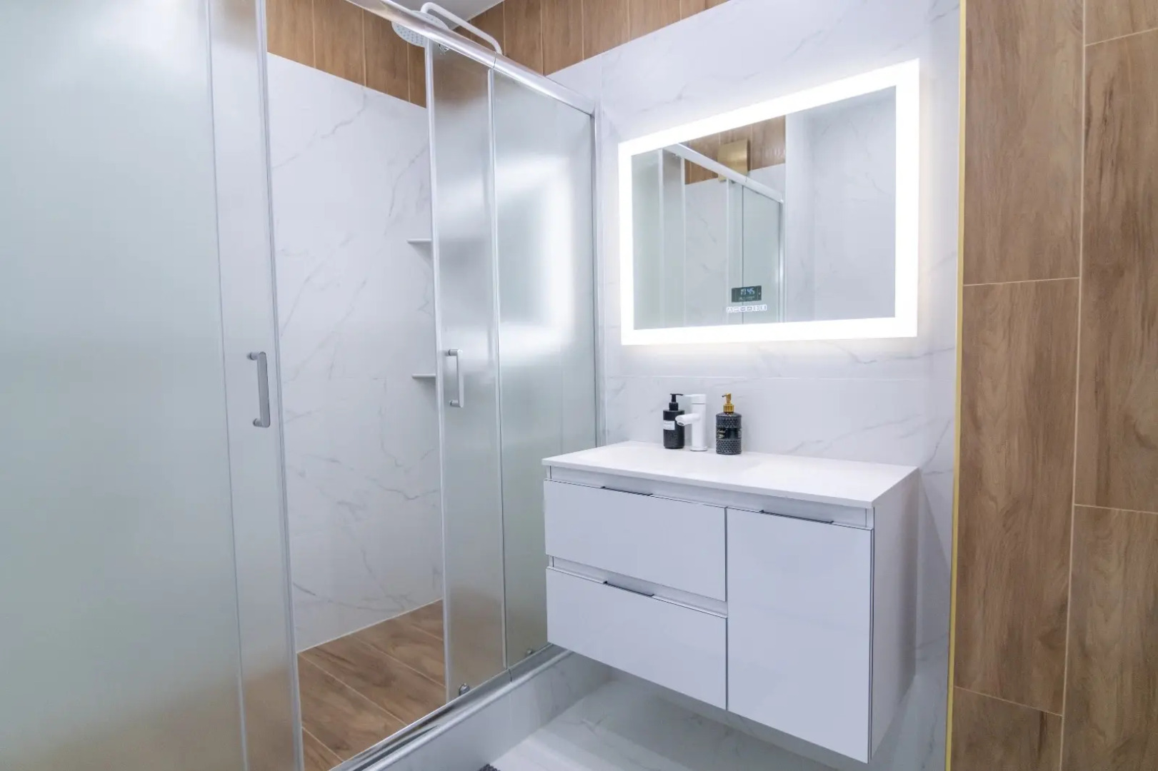 Апартаменты Hedonism Aparts со Стильным Ремонтом в Тихом Районе