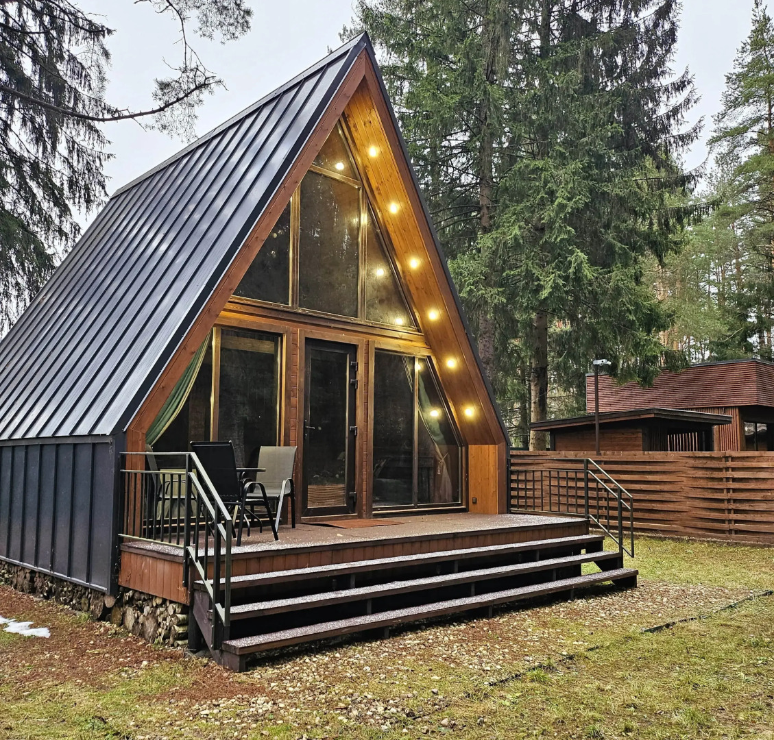 Частный дом темный А-фрейм