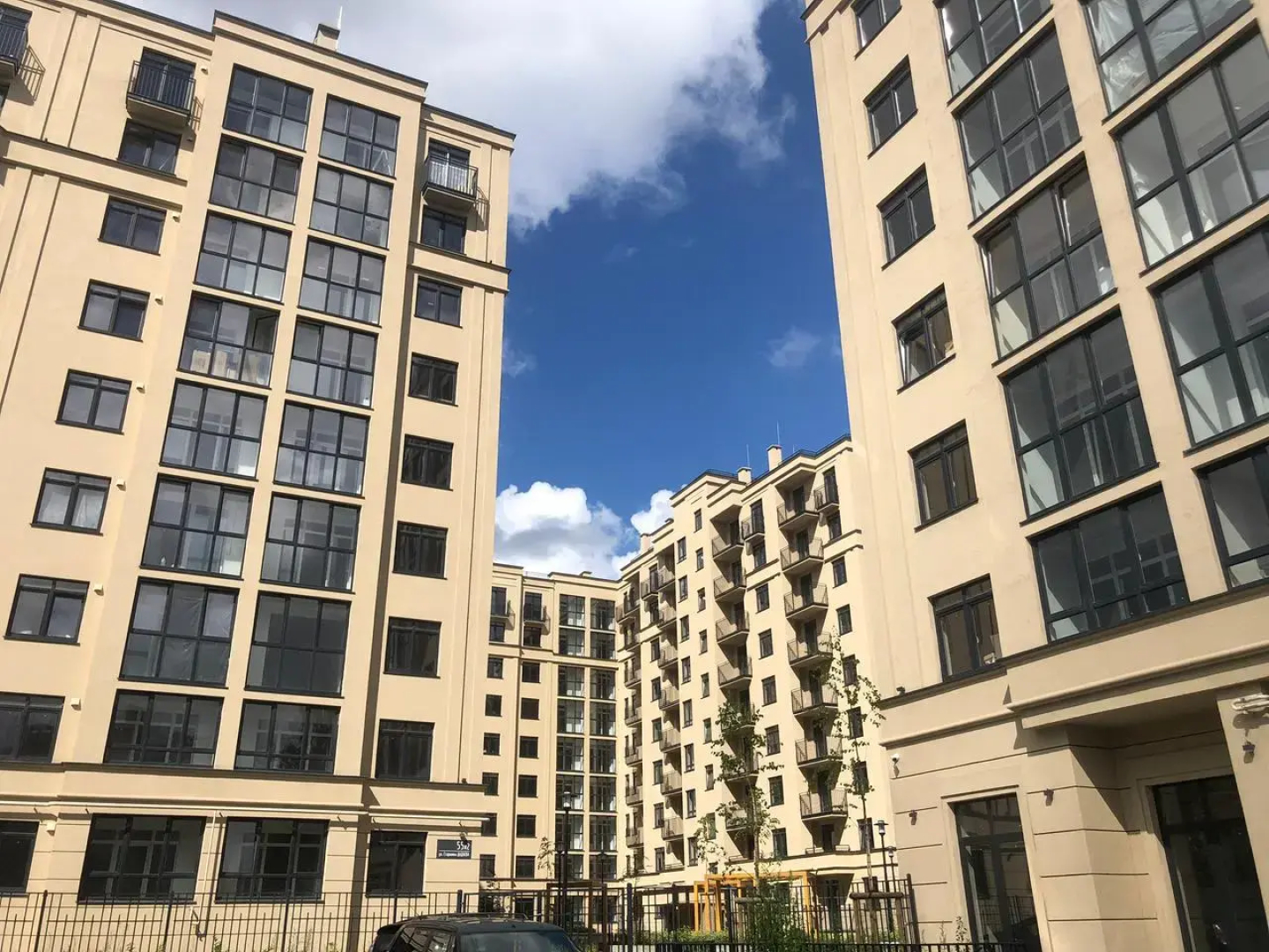 Апартаменты Пикассо - индустриальный шик с яркими акцентами