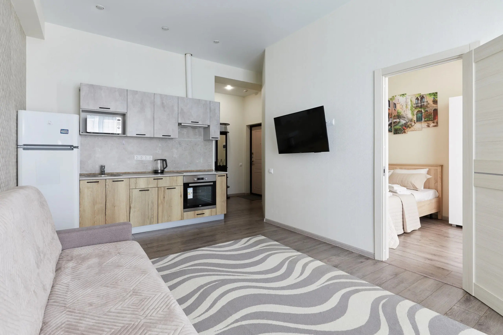 Квартира с изолированной спальней и балконом в 100 м от моря