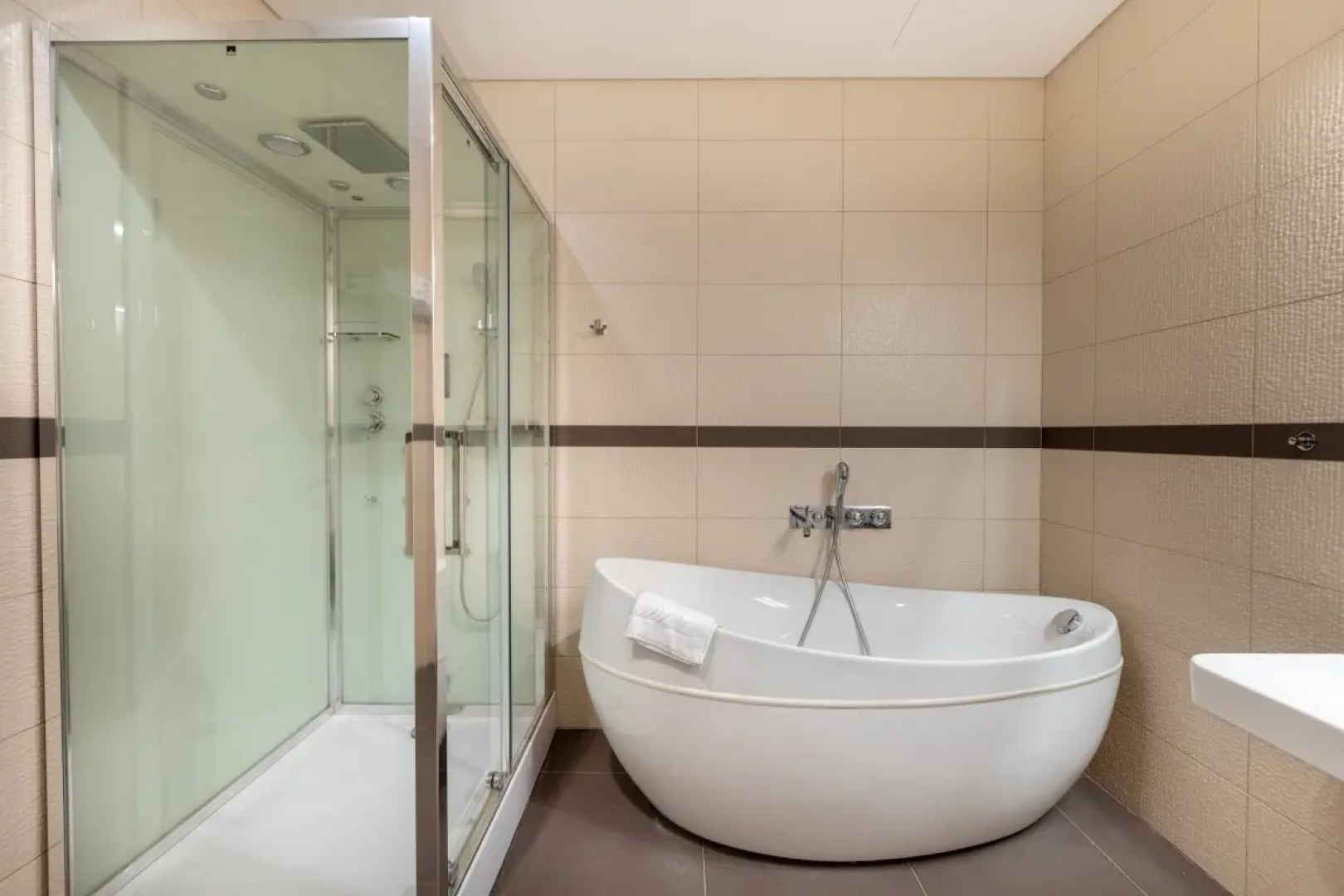 Rockmond 48 Junior Suite 12