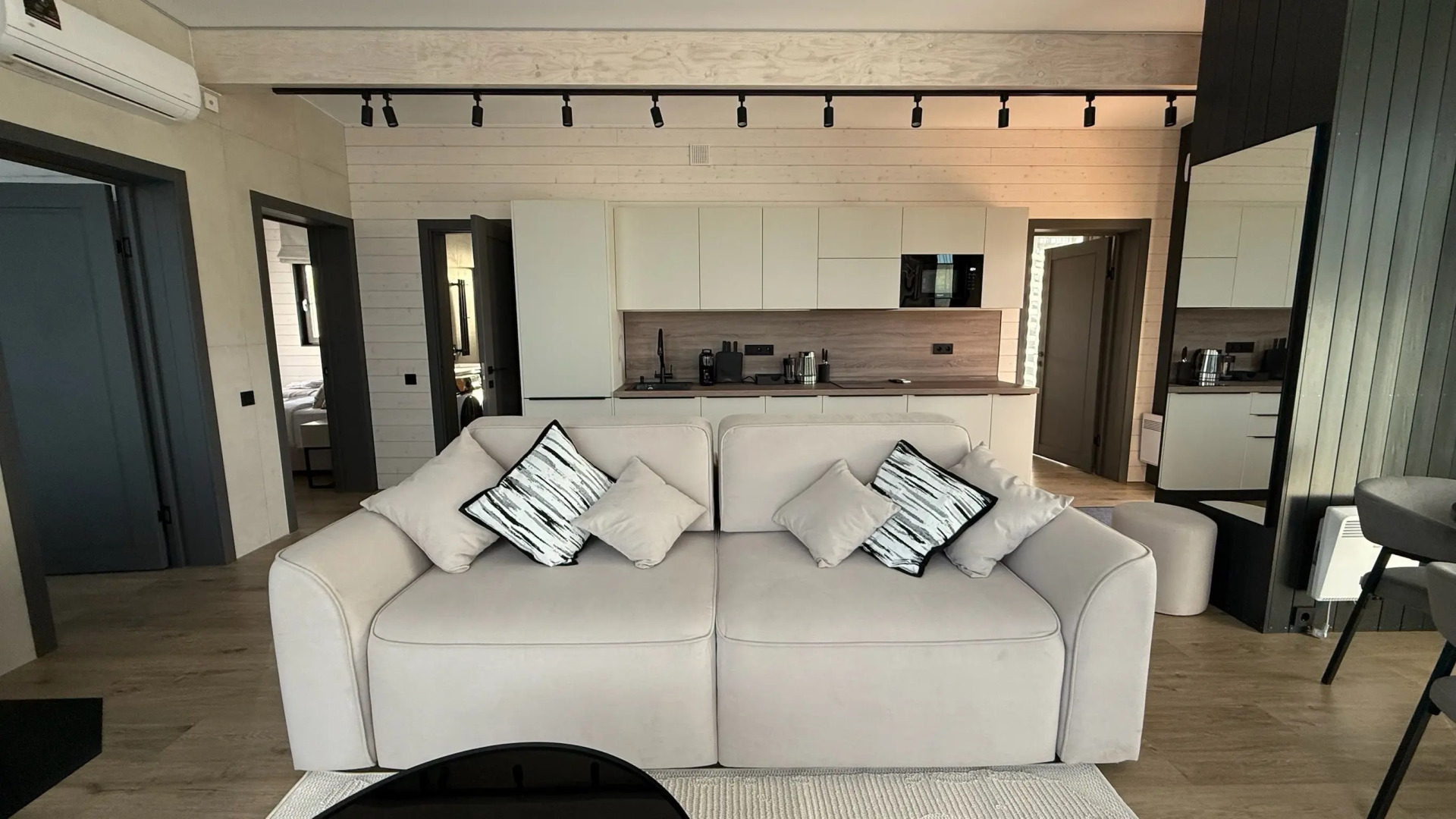 Частный дом Большой Панорамный у реки с сауной и камином