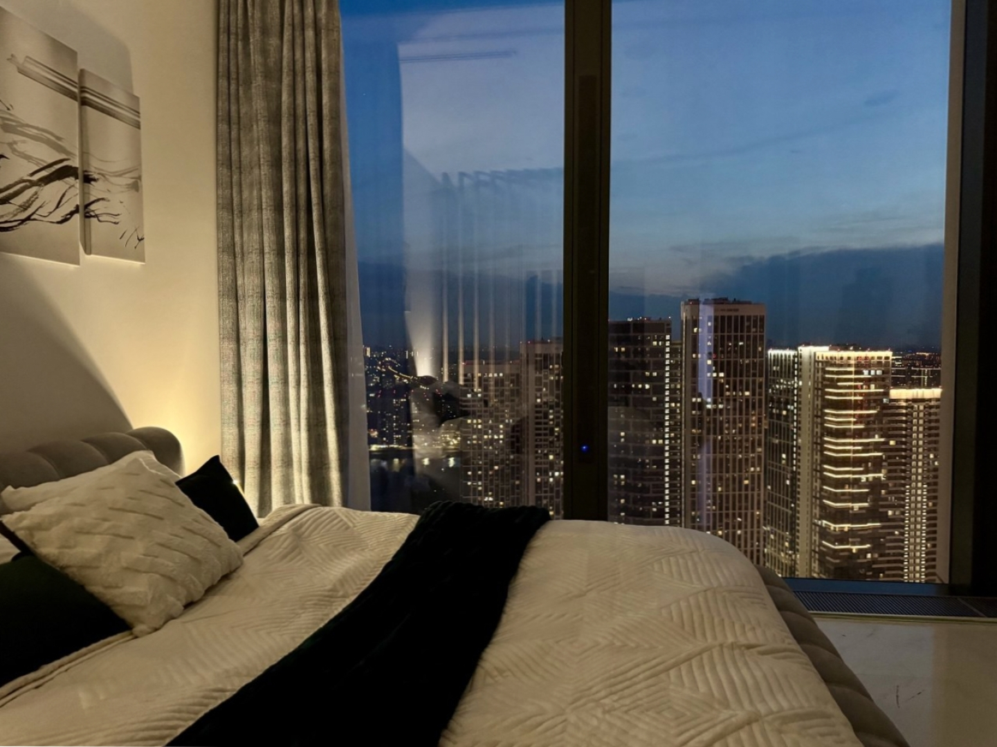 Апартаменты Sky City Moscow Уютная студия с подсветкой и Аэрохоккеем в Москва Сити! Закатная сторона!