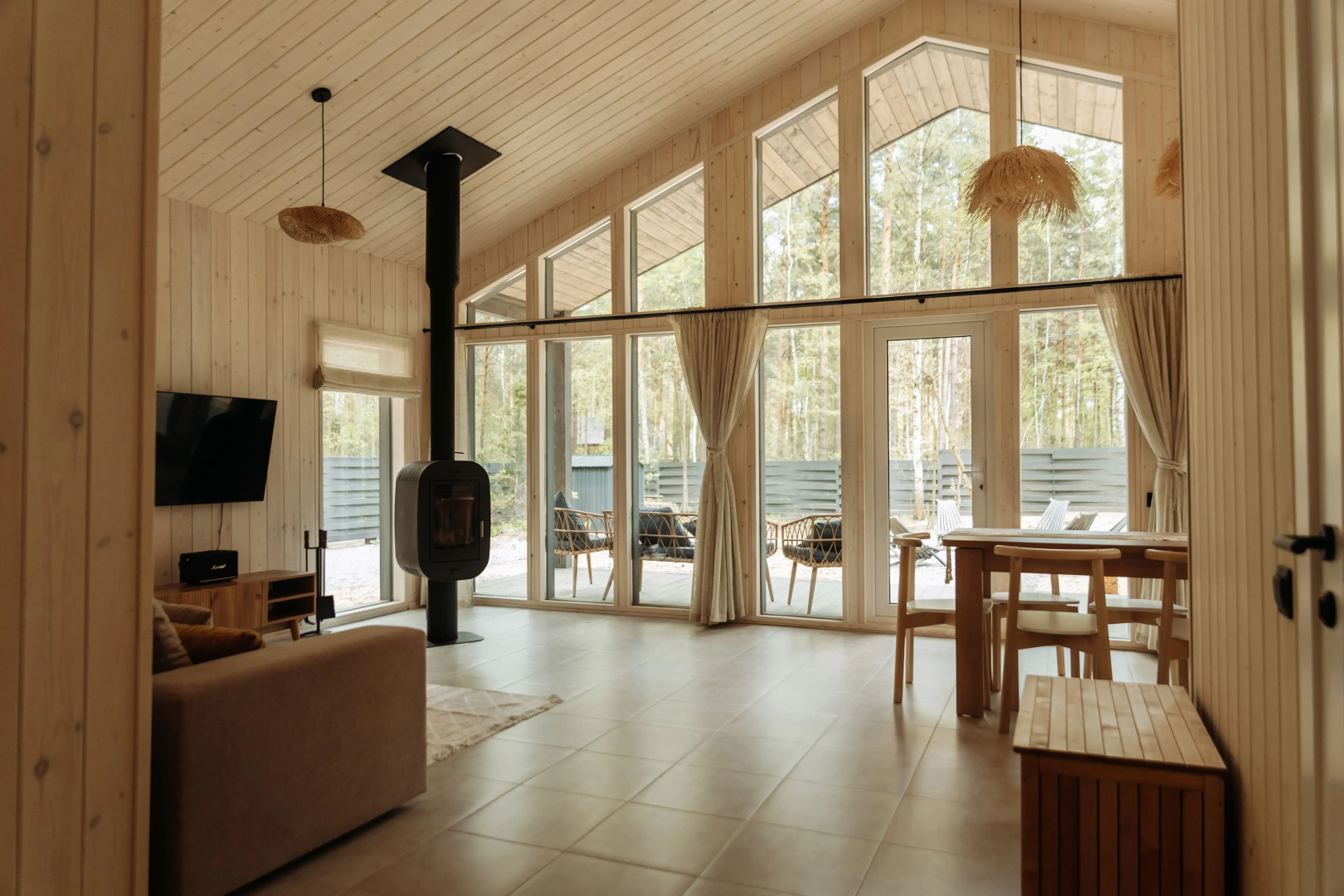 Частный дом Барнхаус в стиле бохо в сосновом лесу