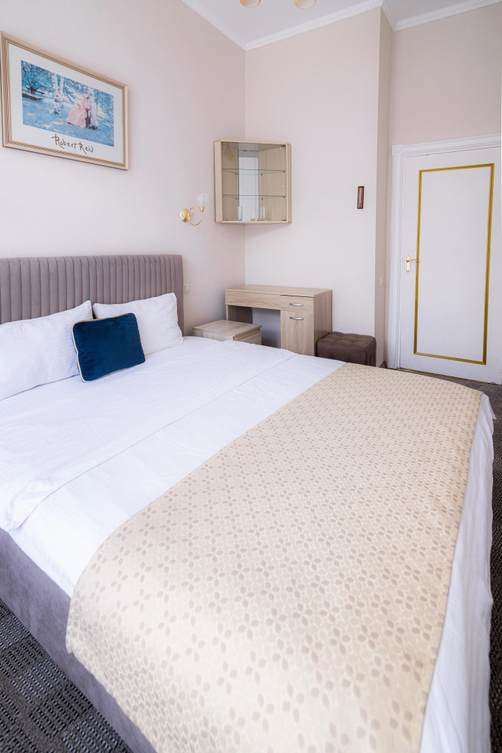 Отель Ист-Вест