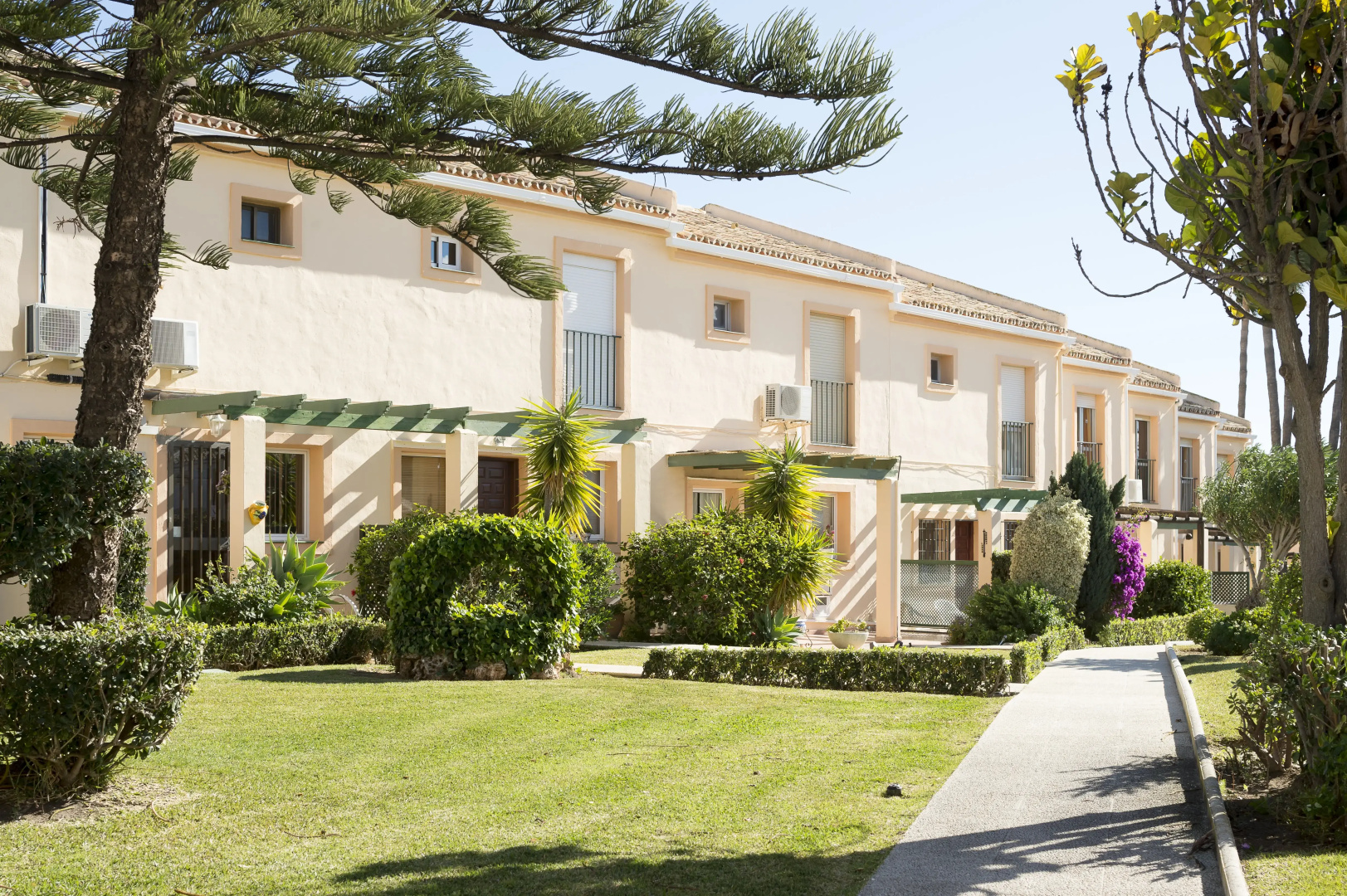 Курортный отель Ramada Hotel & Suites by Wyndham Costa del Sol