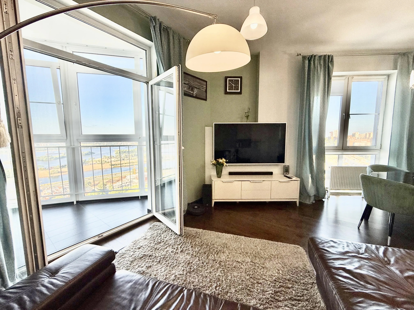 Квартира Волжский бриз Видовая 3-х комнатная на набережной в центре города