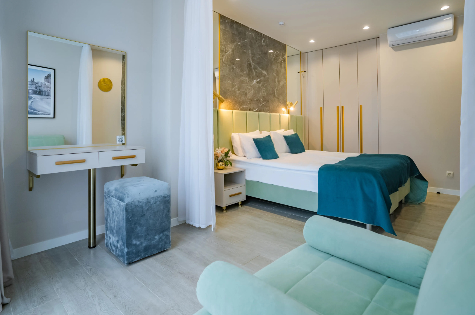 Отель Mirror Family