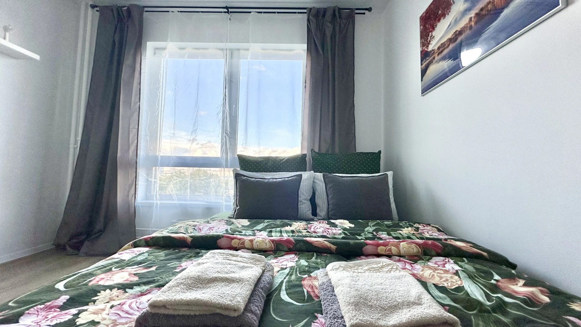 Апартаменты Истоман Two с видом на пруд