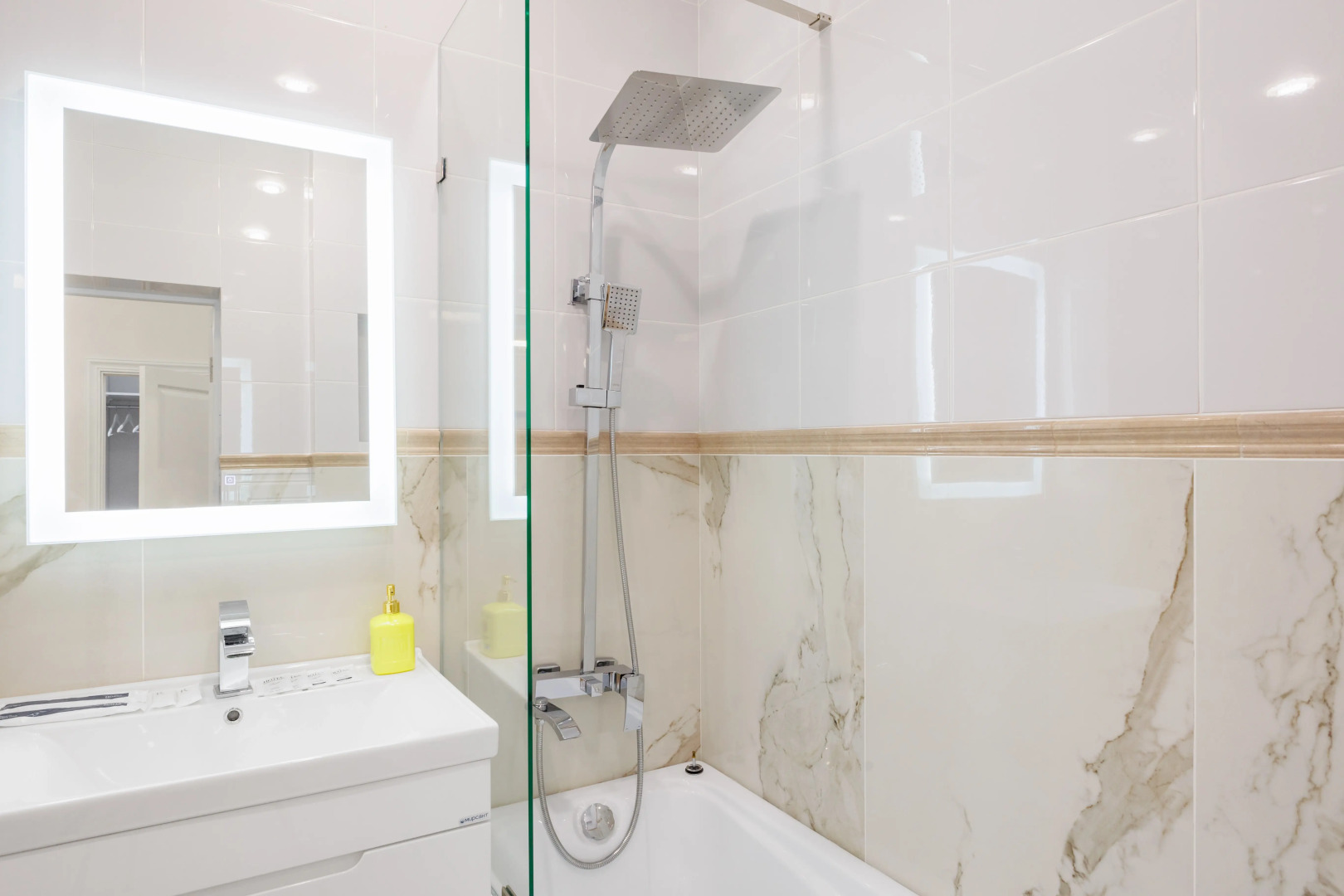 Апартаменты AURA с панорамными окнами и видом на горы