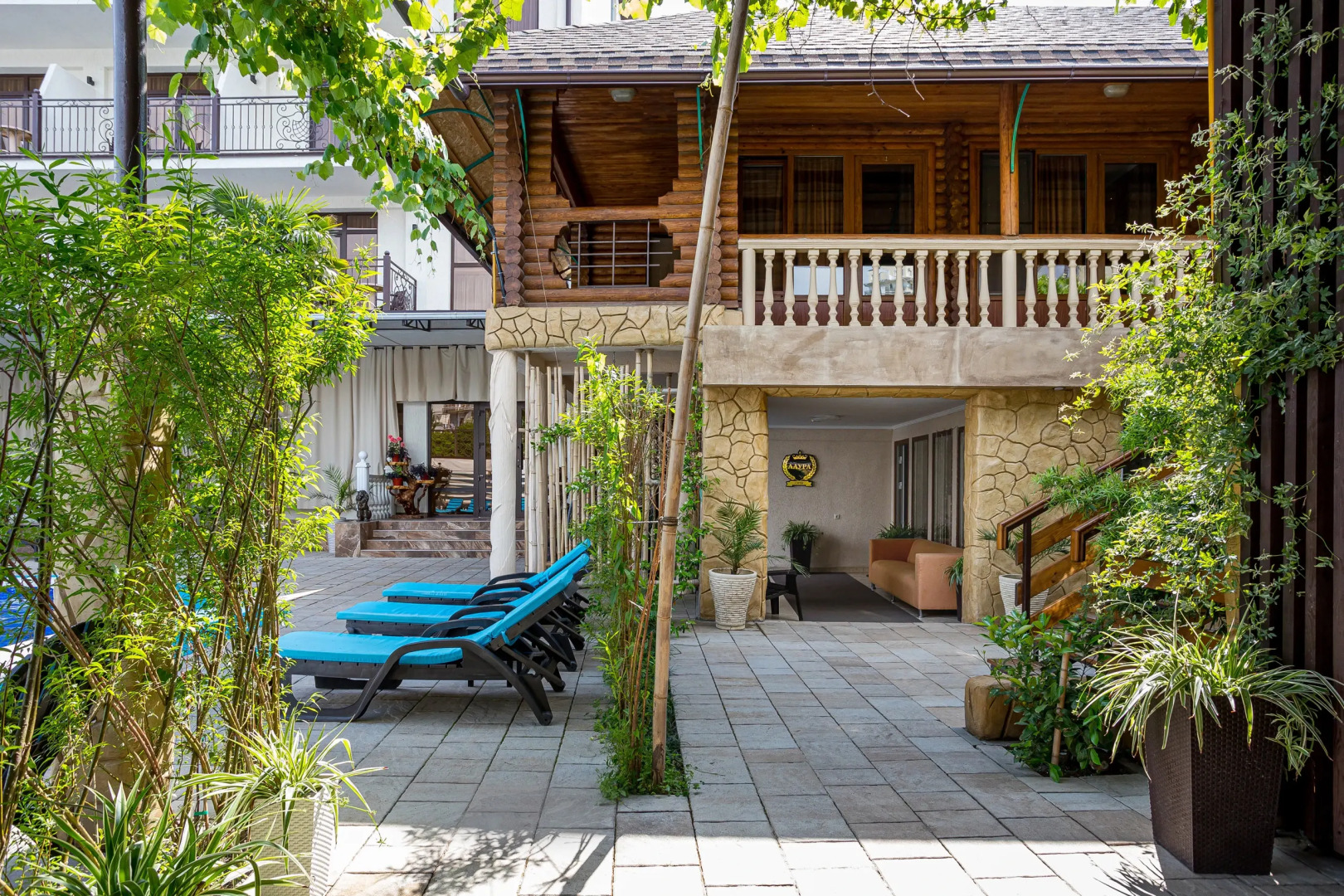 Отель Лаура