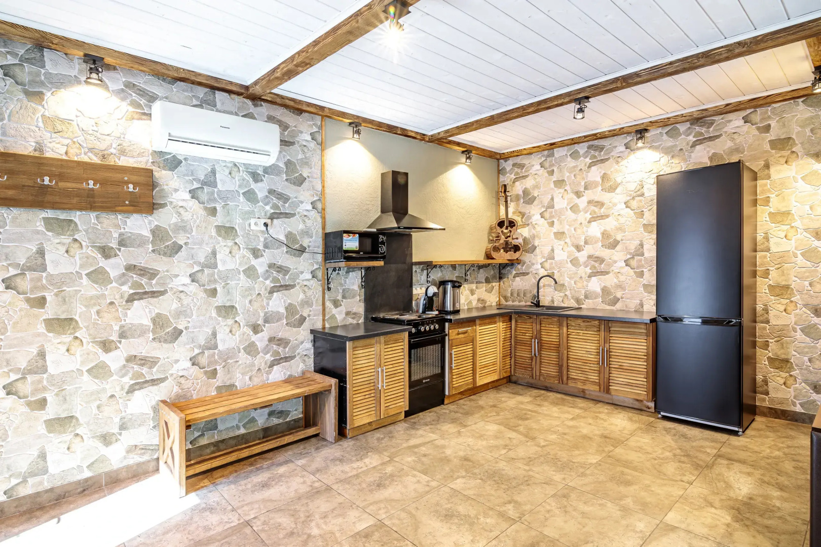 Гостевой Дом на берегу озера с верандой в Новой Москве