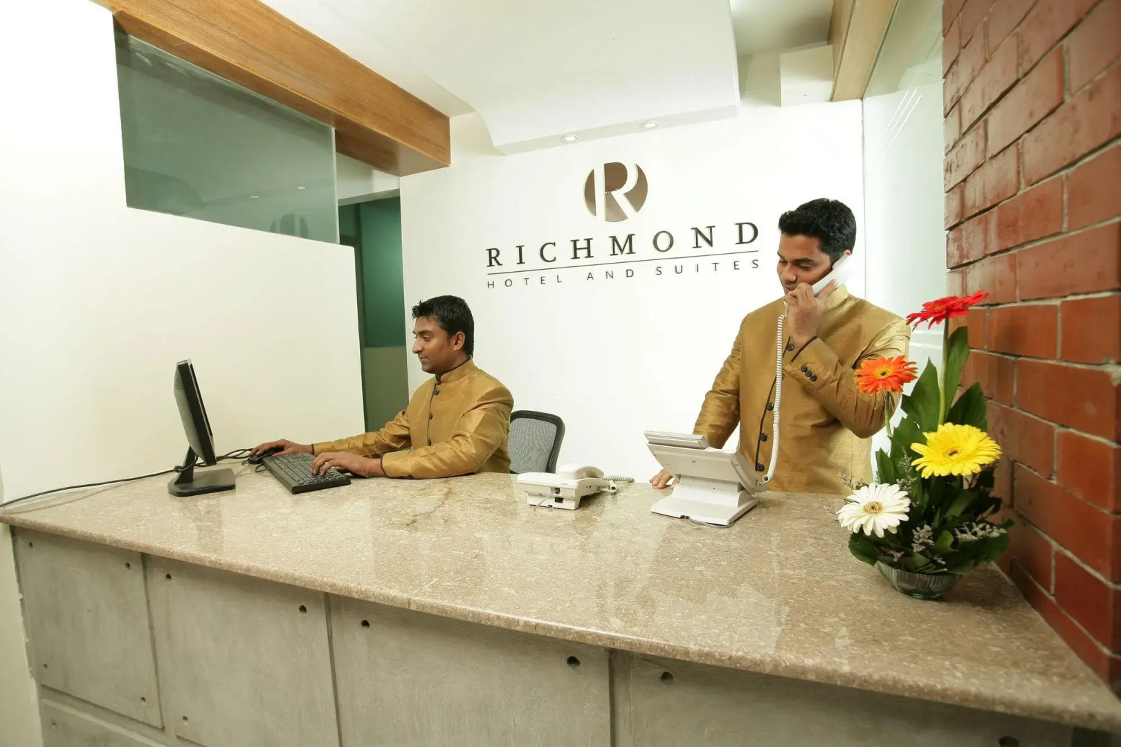 Отель Richmond Hotel & Suites