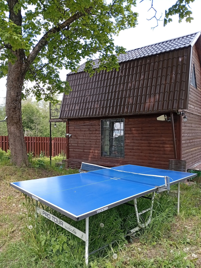 Частный дом с балконом у речки