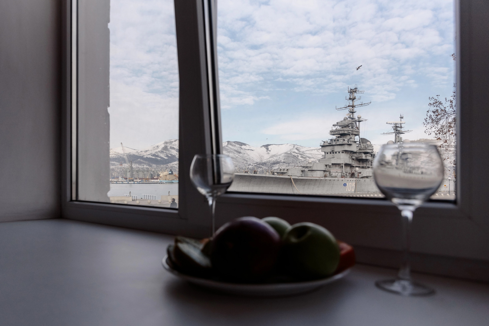 Апартаменты в Центре На 1 Линии с Видом на Крейсер Михаил Кутузов Море и Форумную Площадь от LetoAрart