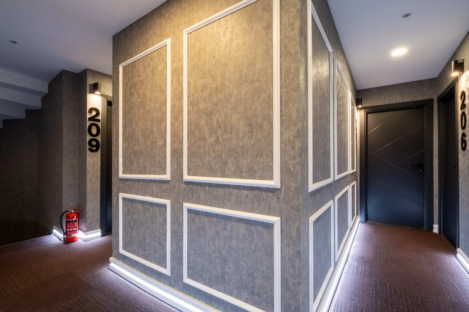 Отель The Queen Hotel