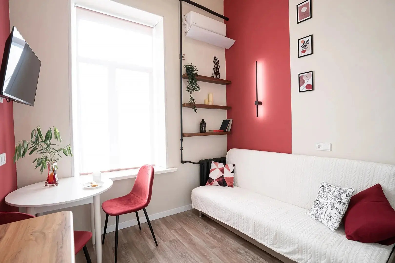 Квартира мини-студия со вторым ярусом у парка с озерами