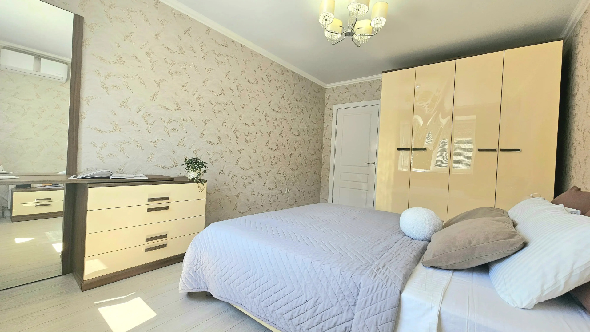 Квартира Urban Apartments 2-х комнатная рядом с метро и базой отдыха у леса