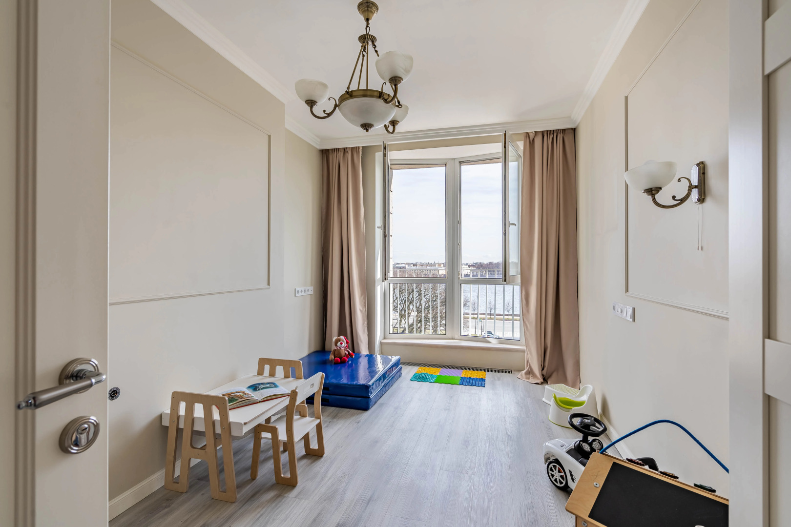 Апартаменты Четырехкомнатные YOUR APART с видом на домик Петра 1 и Неву