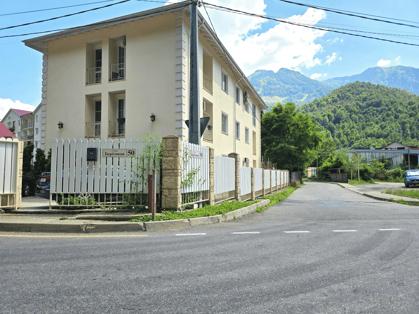 Квартира теплая с отдельной спальней полноценной кухней и видом на горы