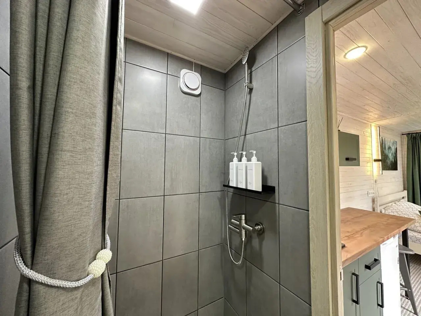 Частный Дом в Окружении Кедpового Леса со Своей Террасой и Мангальной Зоной