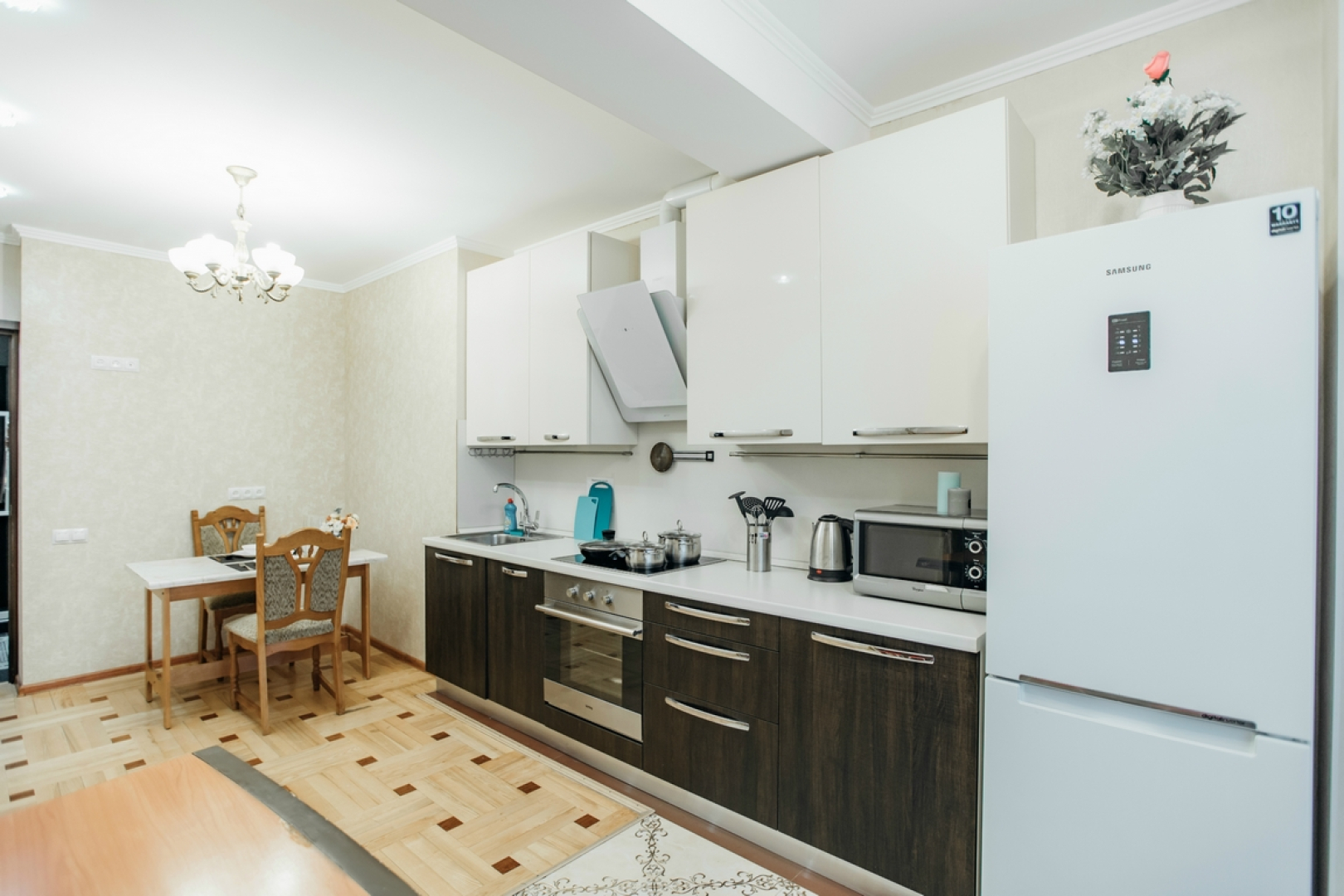 Трехкомнатные апартаменты возле Музея Космонавтики в Новом доме с Панорамными окнами 1/16