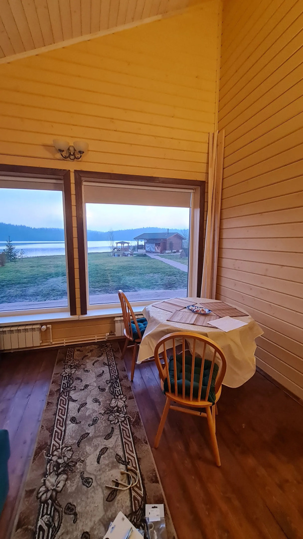 Semenyij Domik U Ozera V Karelii	