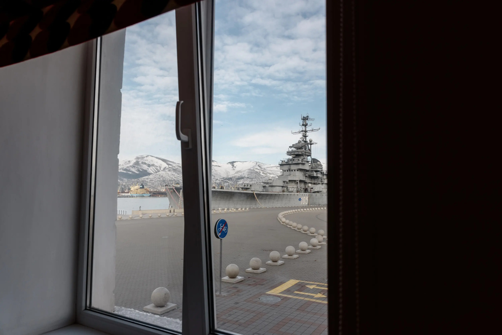 Апартаменты в Центре На 1 Линии с Видом на Крейсер Михаил Кутузов Море и Форумную Площадь от LetoAрart