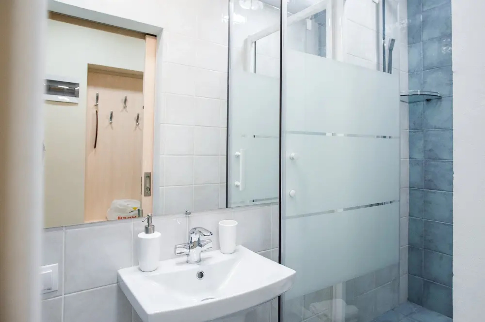 Апартаменты Тихая студия 36кв.м,рядом станция подземного трамвая и большой ТЦ