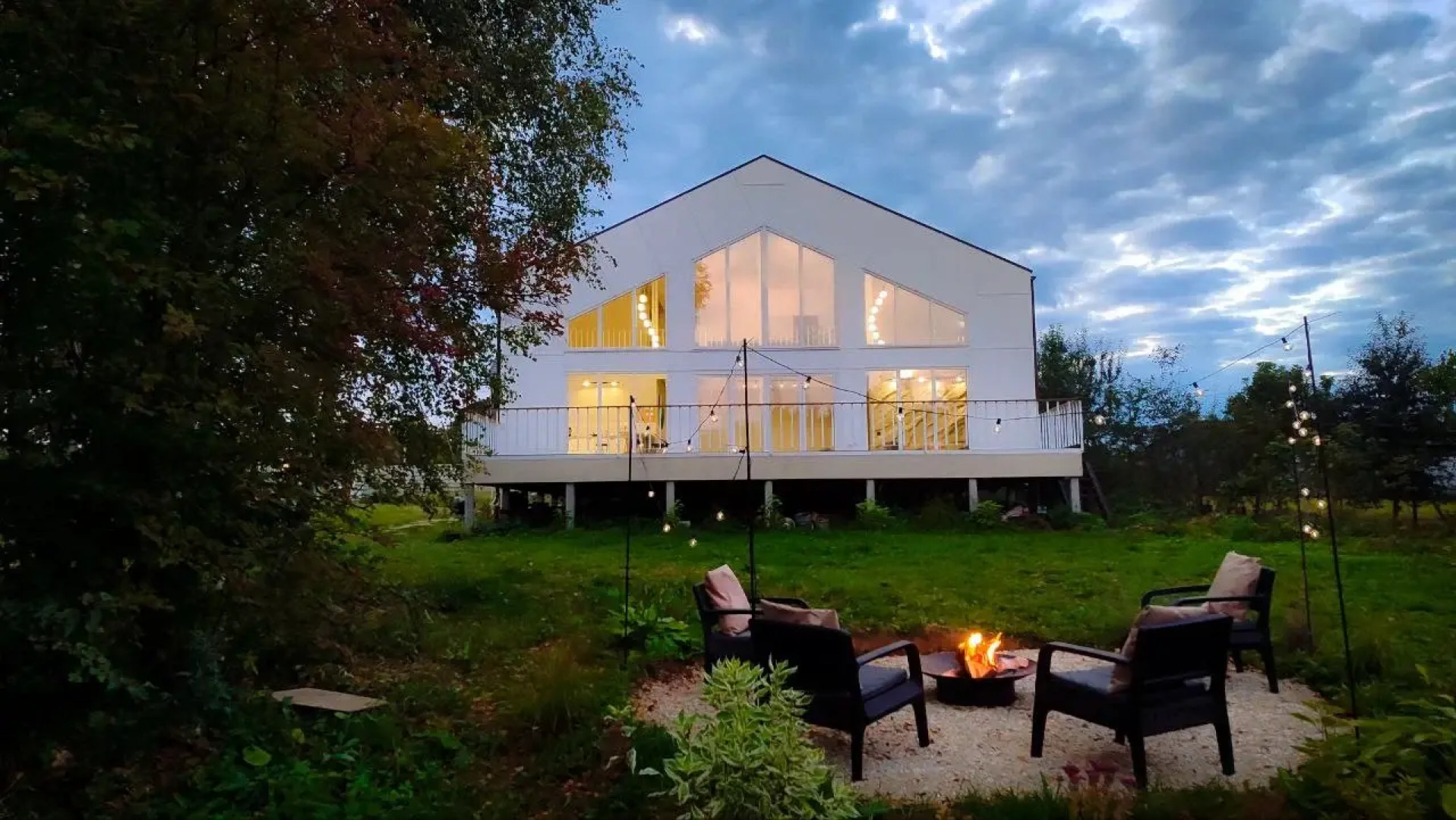 Частный дом Дом с панорамными окнами, 3 спальнями и сауной