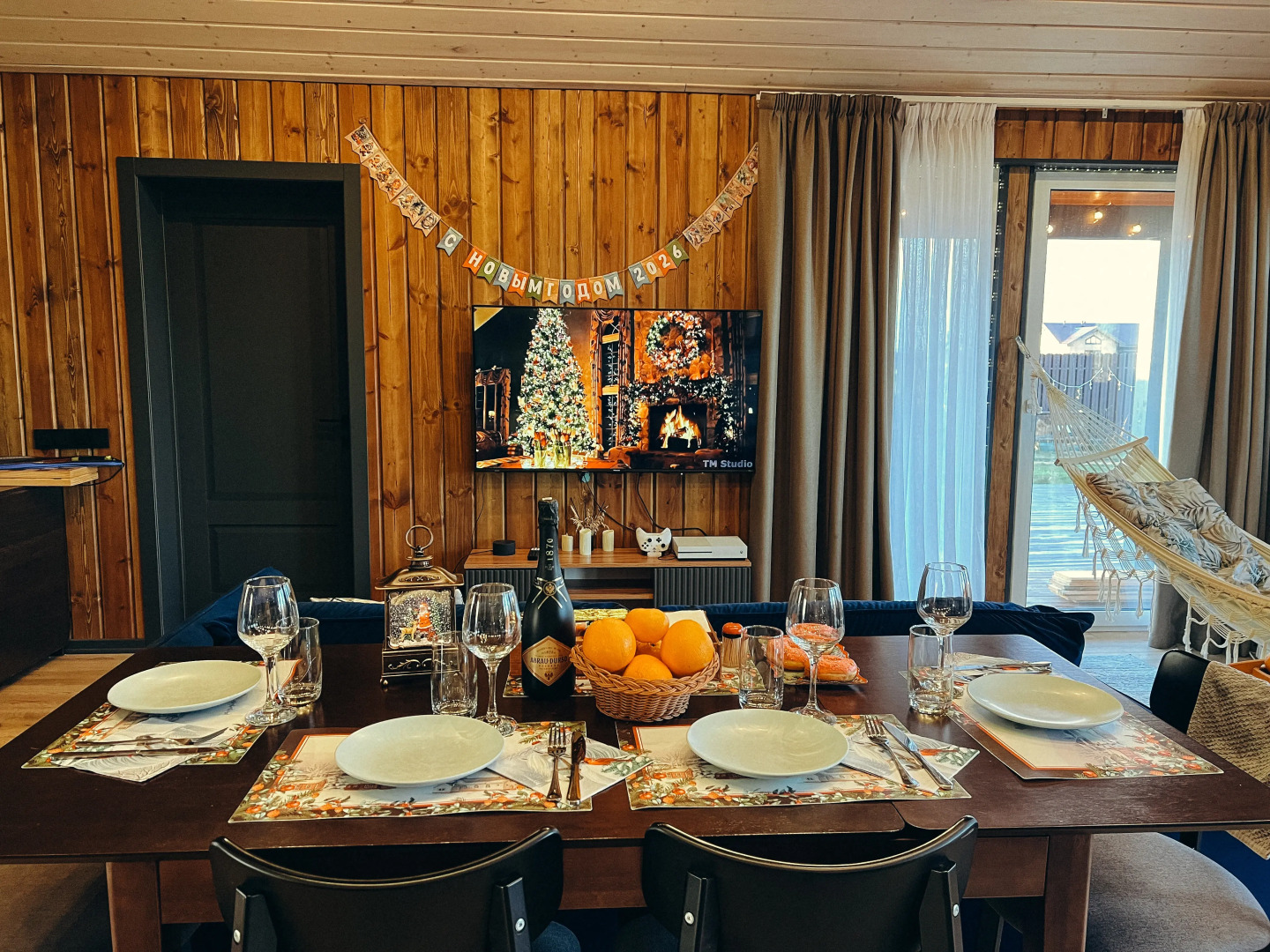 Частный дом с панорамными окнами с выходом на террасу и баней на дровах