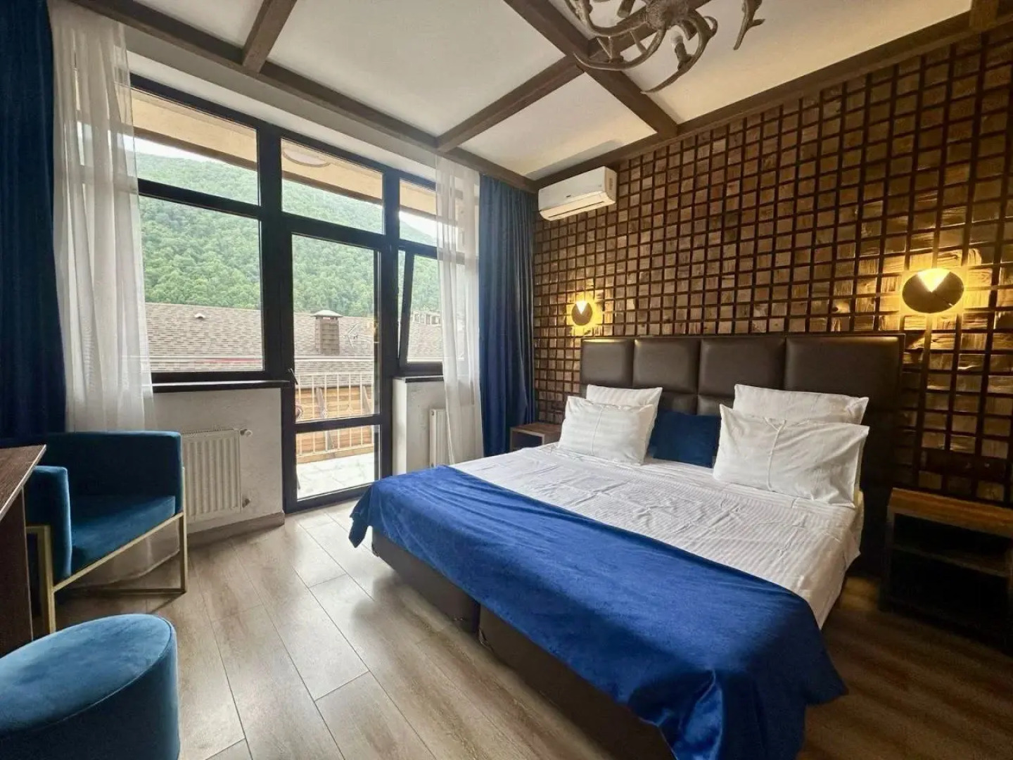 Апартаменты студия с видом на Кавказские горы есть бассейн и баня