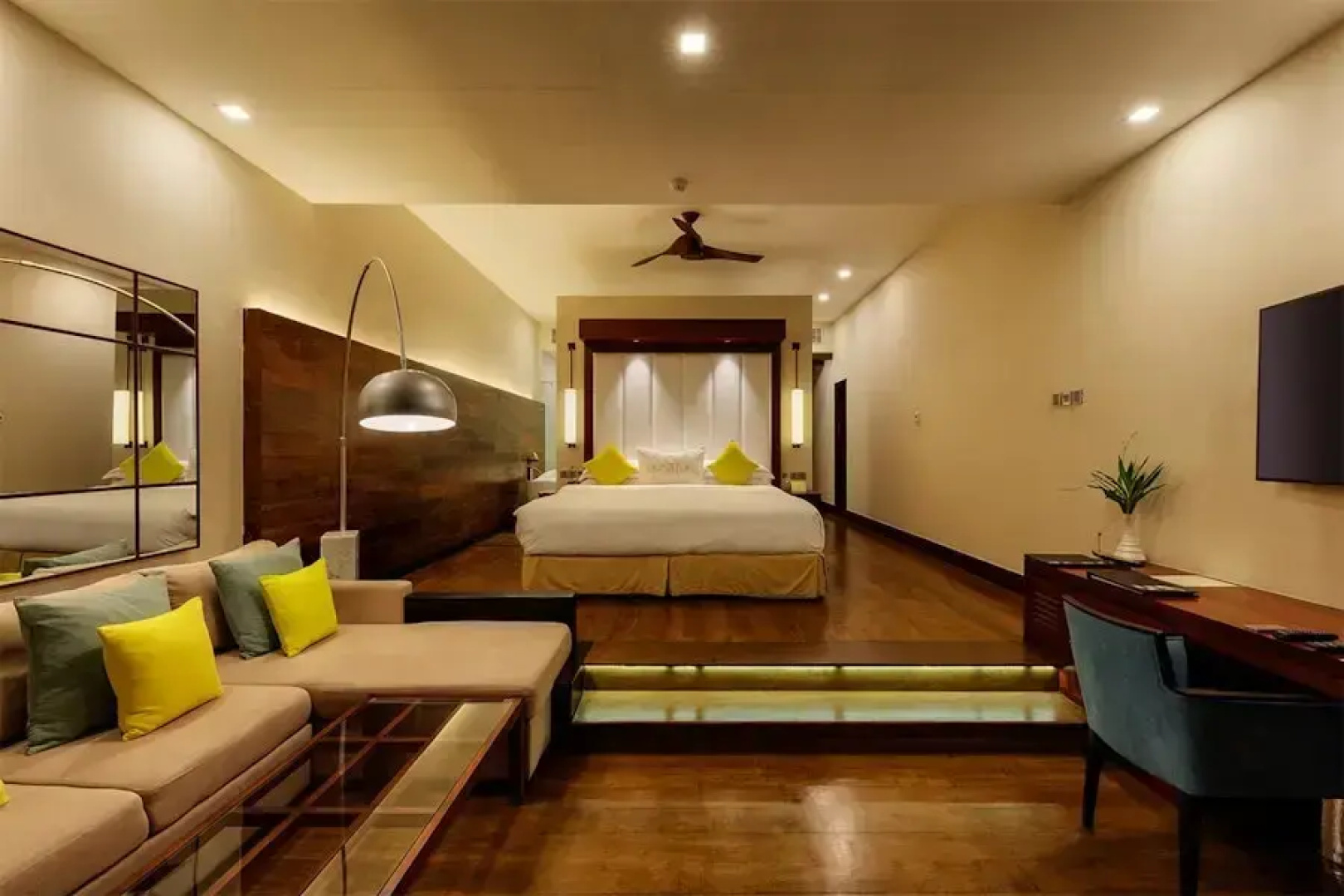 Курортный отель The Fortress Resort&Spa