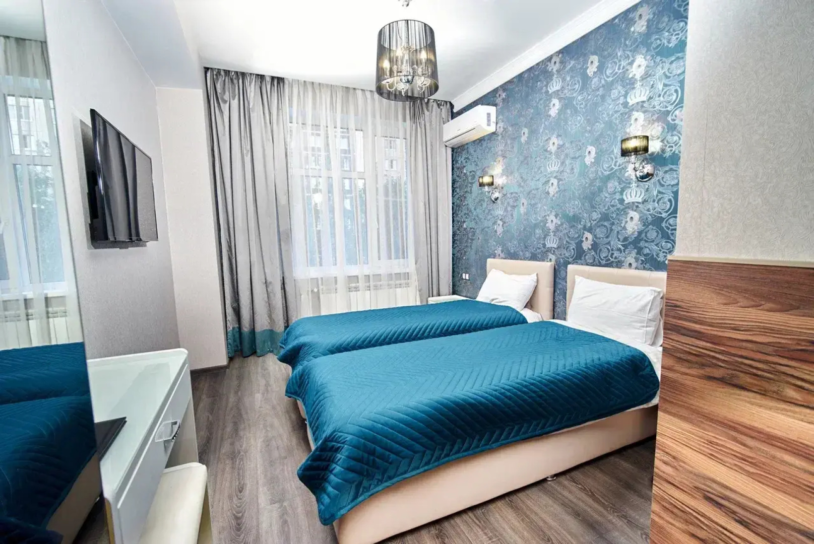 Отель Корона