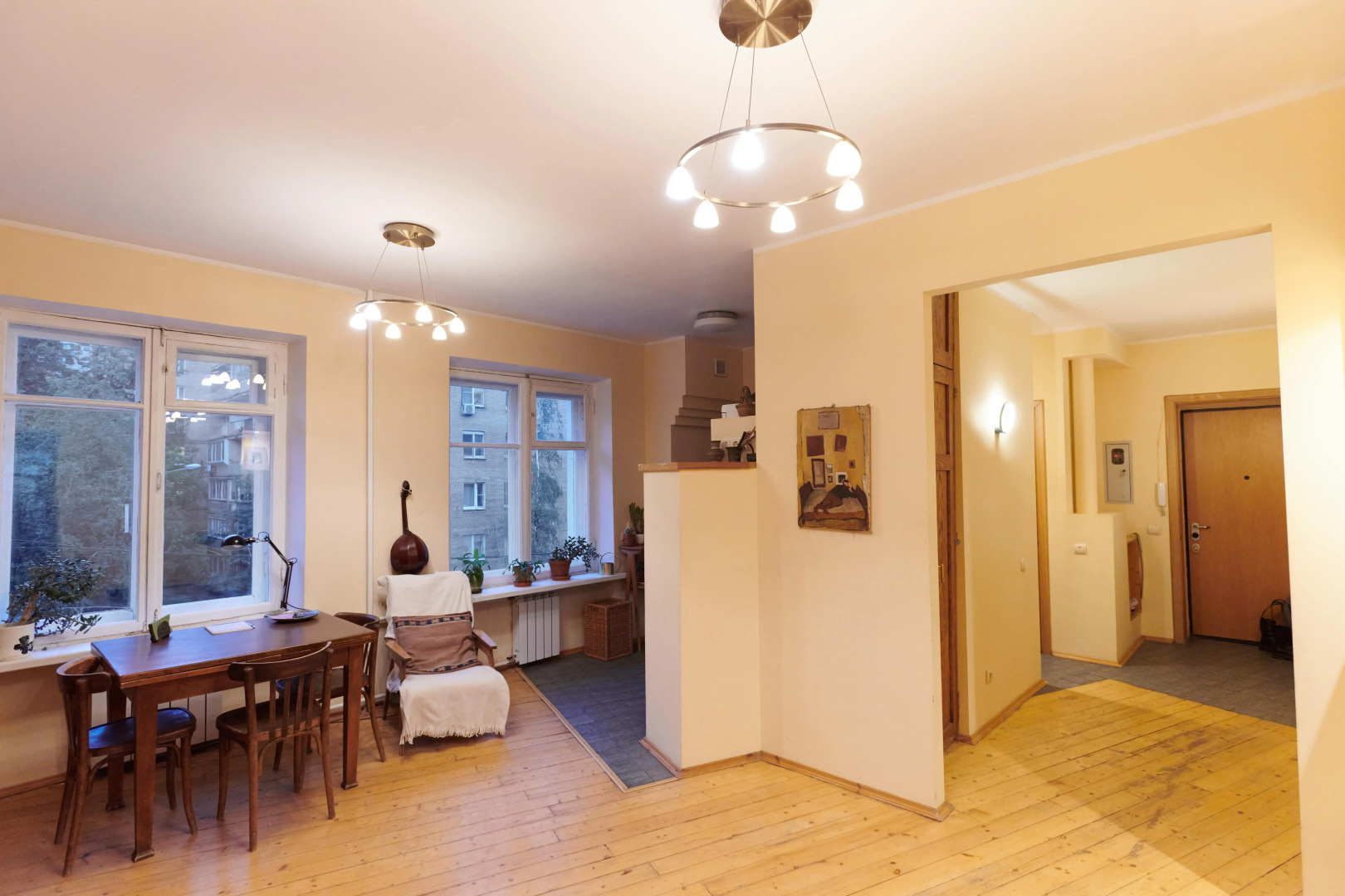 Квартира старинная мебель в лучах солнца