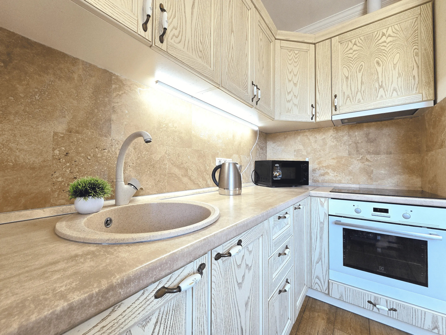 Квартира теплая с отдельной спальней полноценной кухней и видом на горы