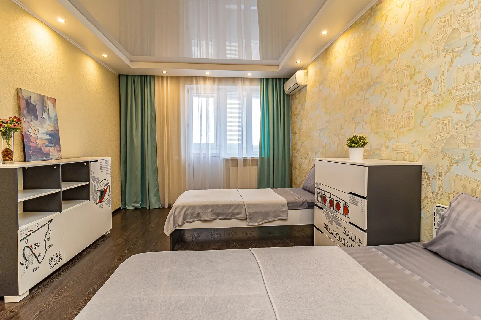 Квартира Просторная двухкомнатная недалеко от парка Галицкого