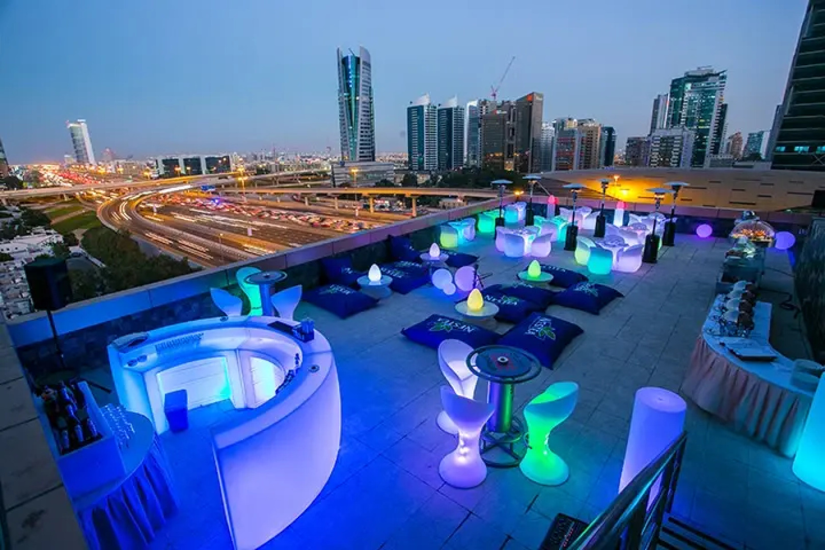 Отель Two Seasons Hotel & Apartments