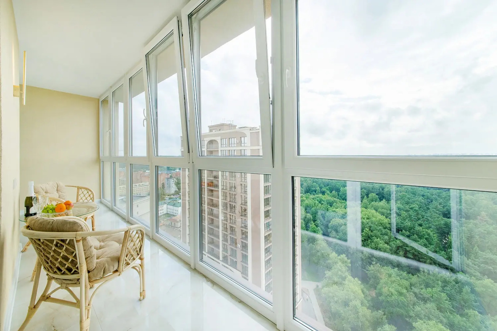 Квартира на сутки В 3 минутах от метро Парк Челюскинцев Подходит для командировок и отдыха Самозаселение Wi-Fi Кондиционер Кухня объединена с жилой зоной Отдельная спальня