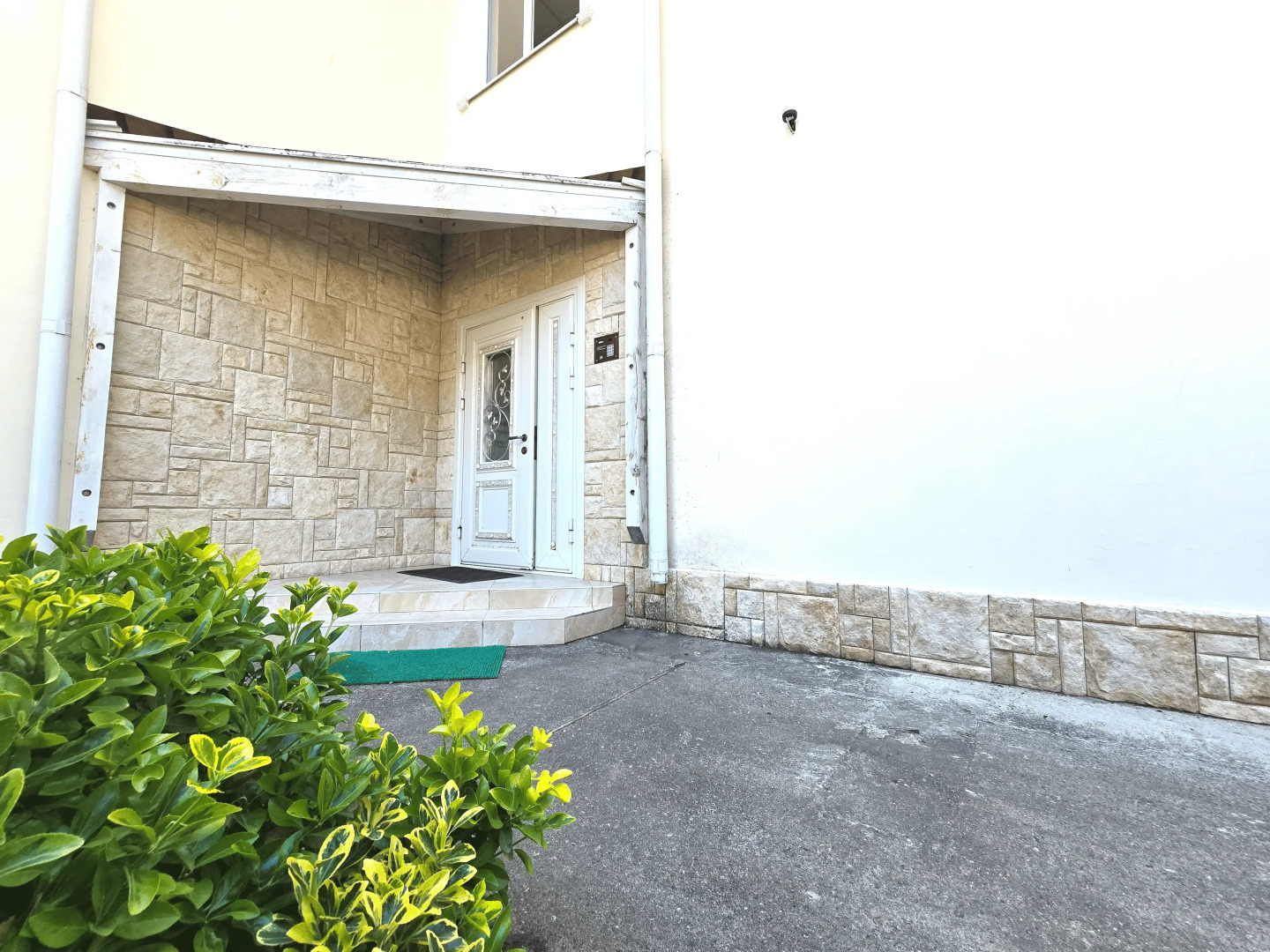 Квартира теплая с отдельной спальней полноценной кухней и видом на горы