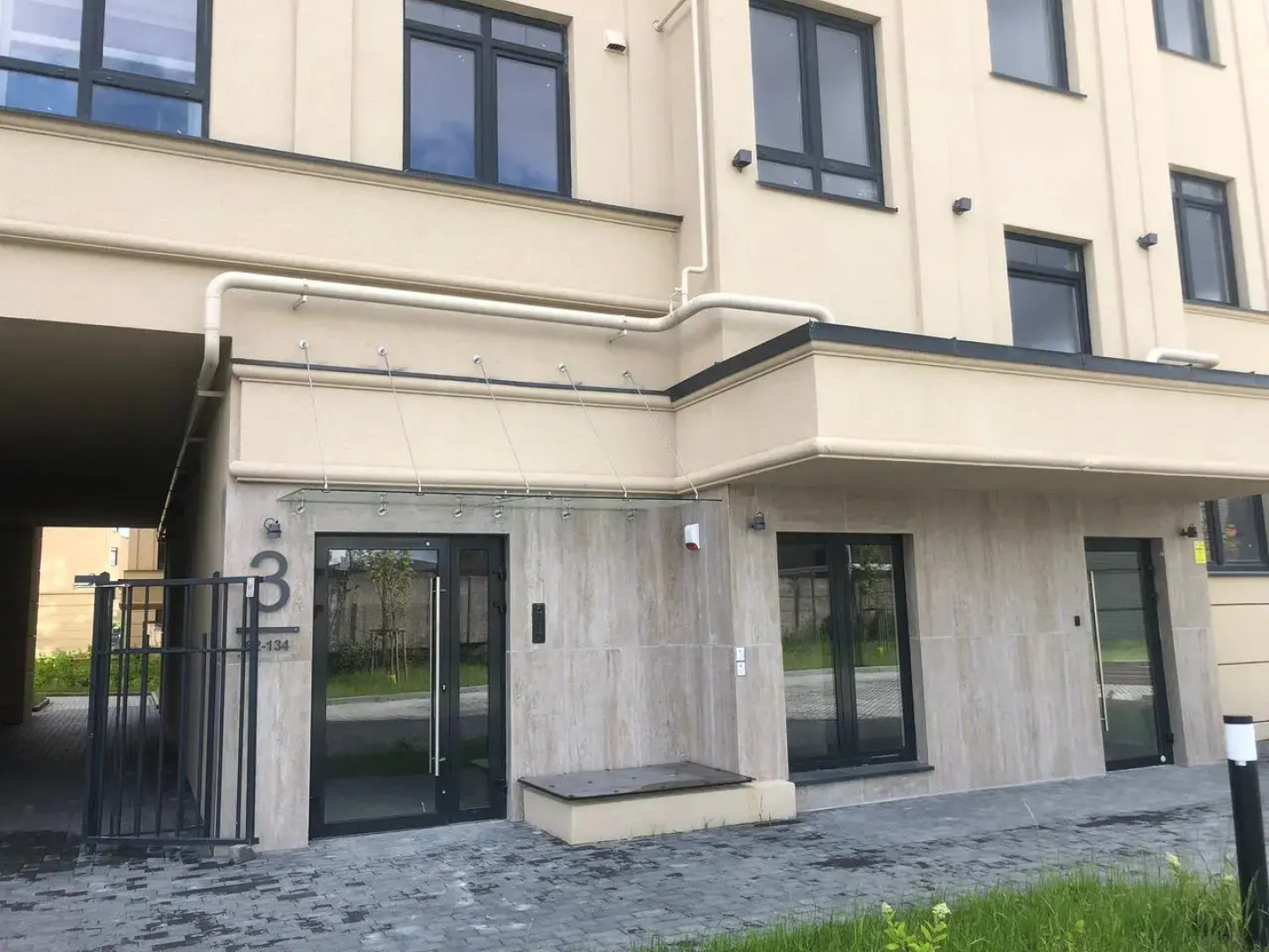 Апартаменты Пикассо - индустриальный шик с яркими акцентами