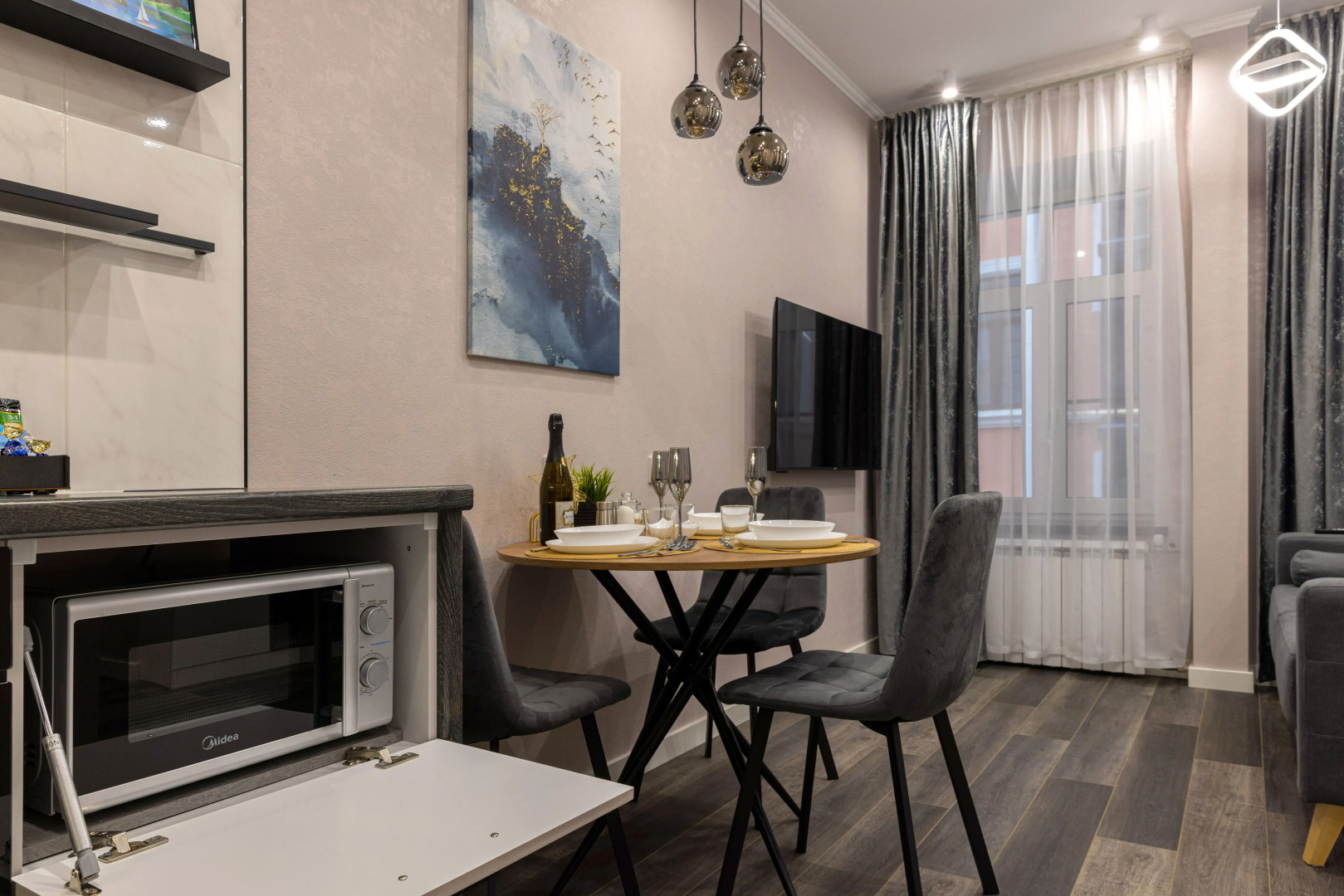 Квартира Дизайнерская Студия на Три Окна Feel At Home у Невского Проспекта