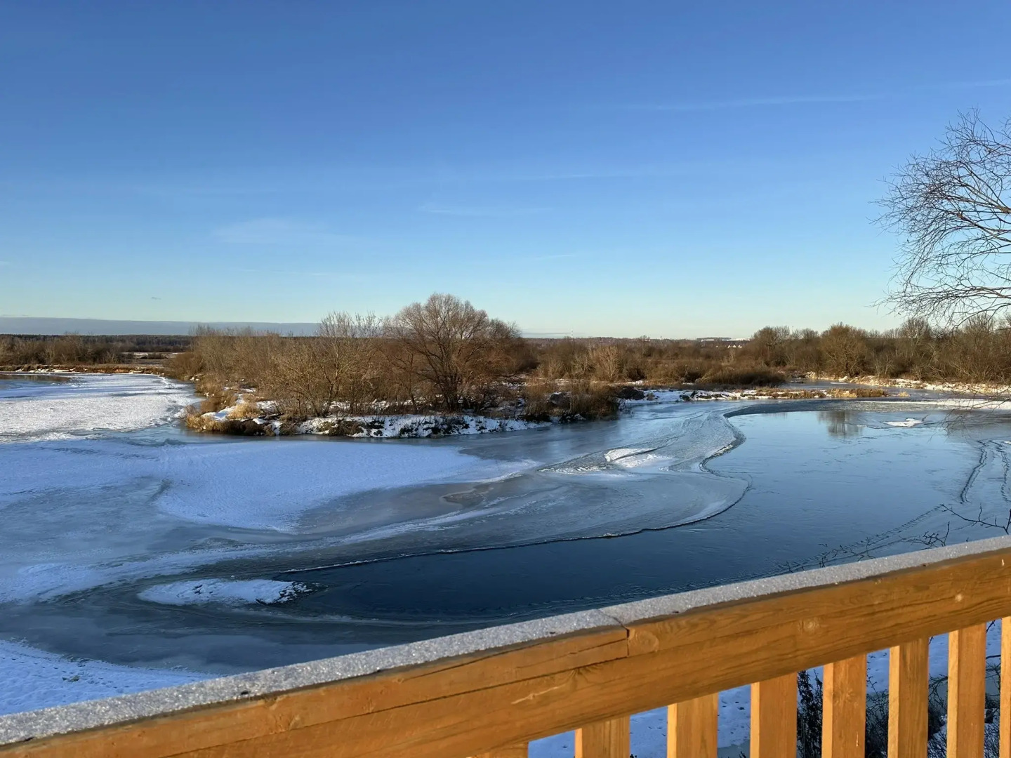 Частный дом Над Рекой с видом на Озеро