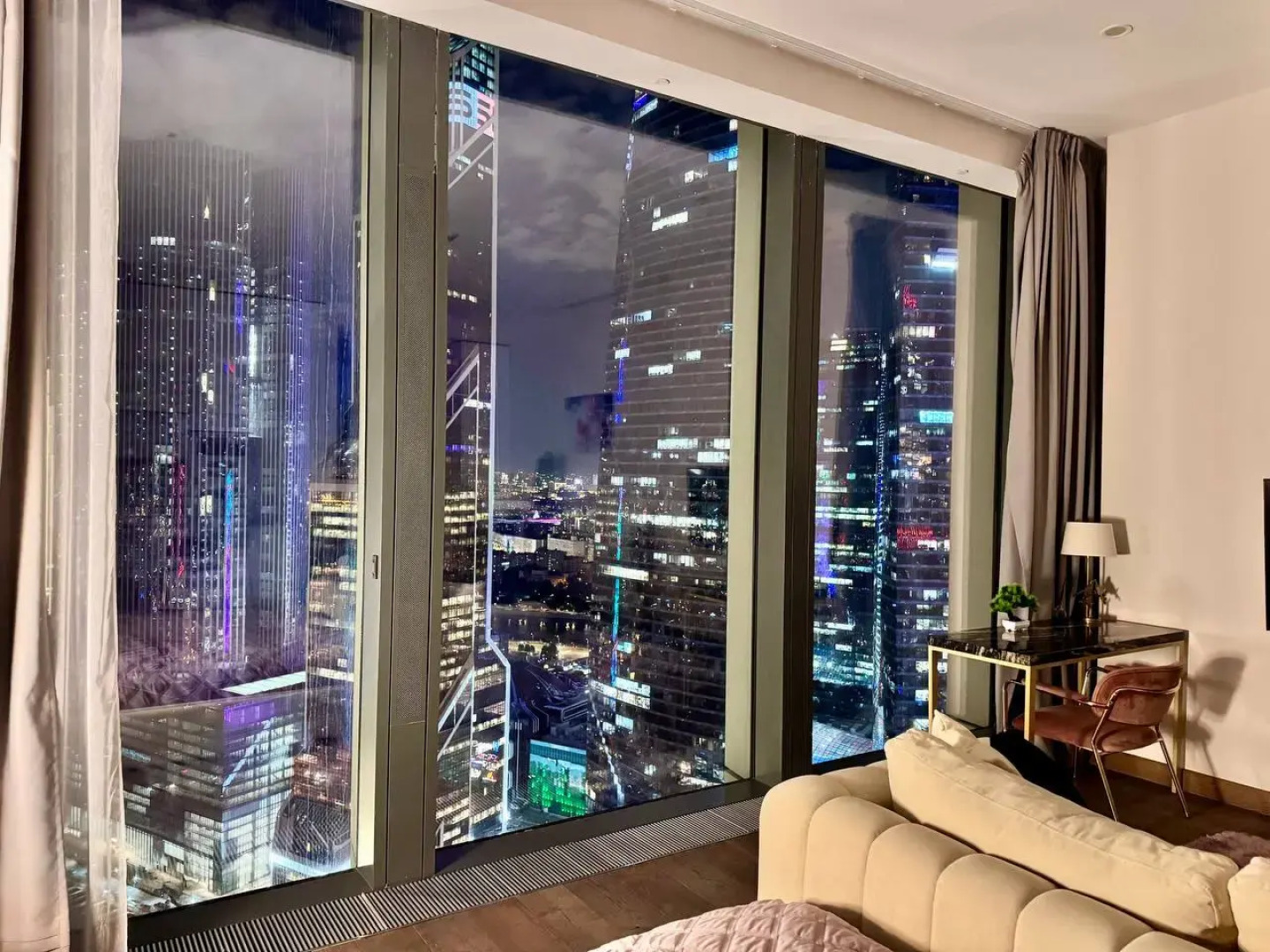 Апартаменты Sky City Moscow LUX Студия с большим окном с видом на все башни и город!