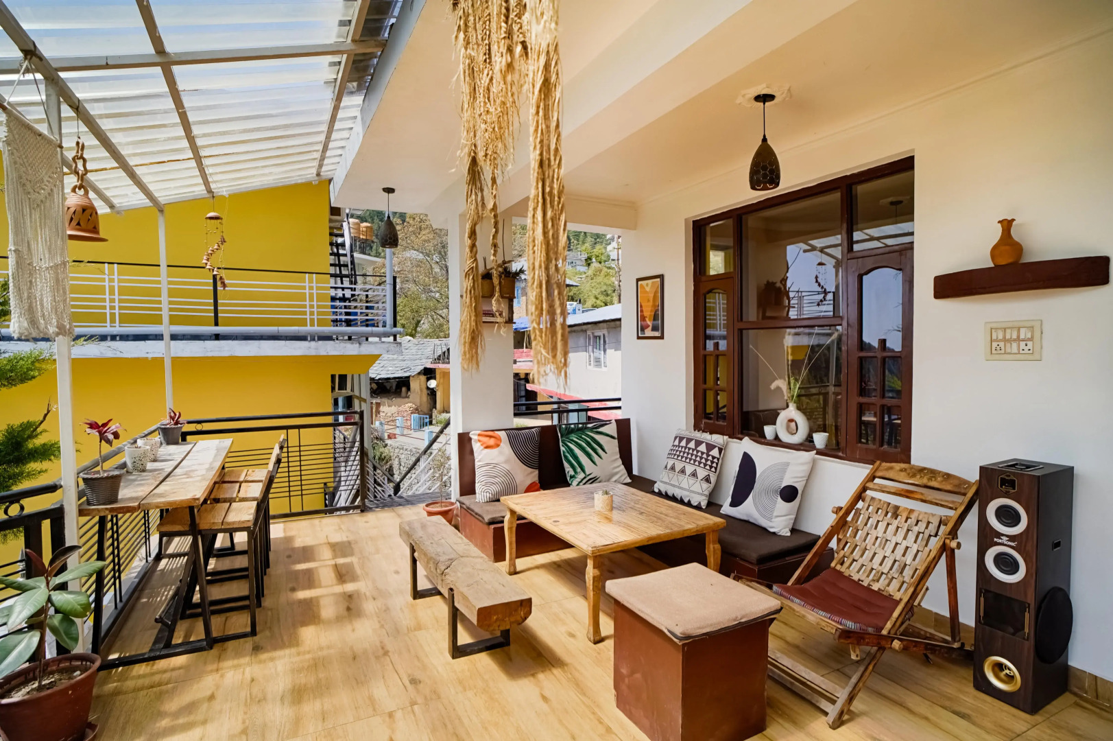 Хостел Young Monk Hostel & Cafe Dharamkot