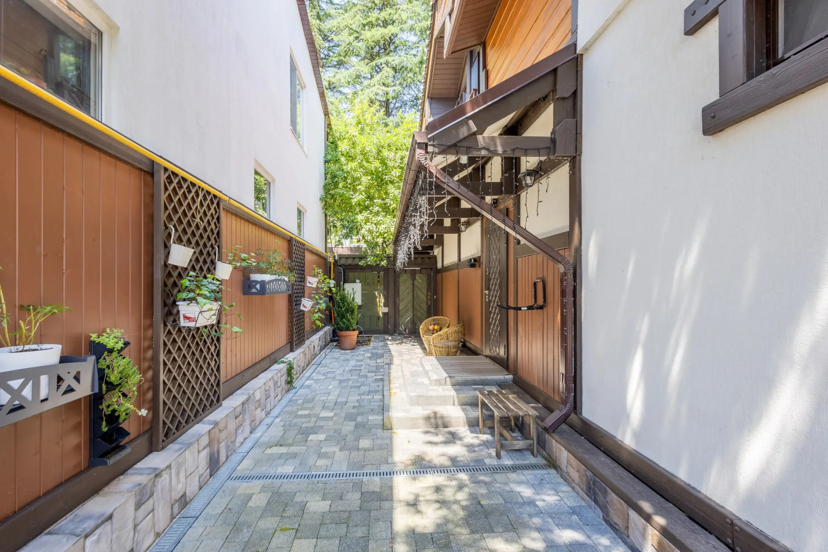 Частный дом у сквера в центре Поляны