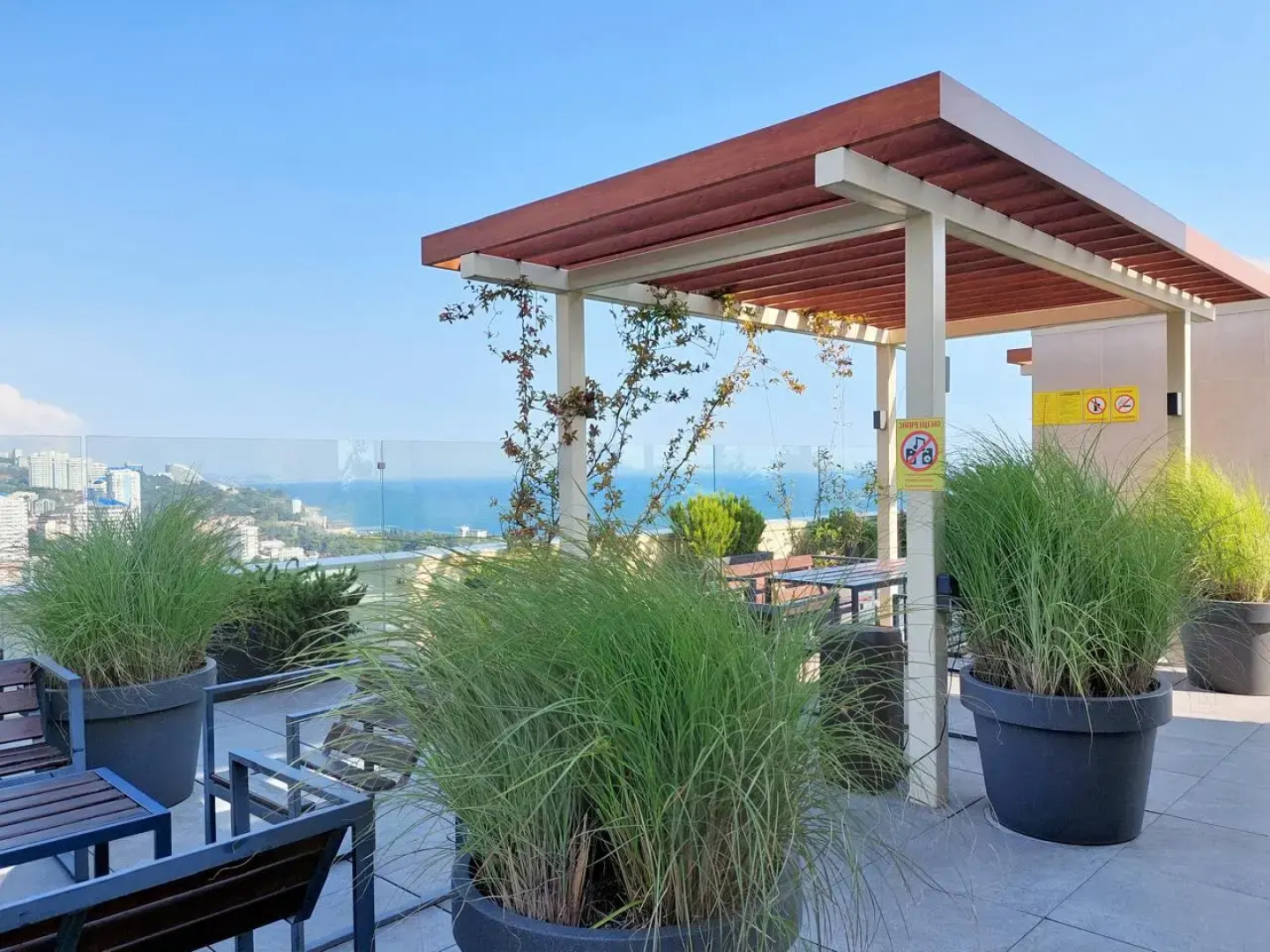 Апартаменты Студия с дизайнерским ремонтом с бассейном на крыше