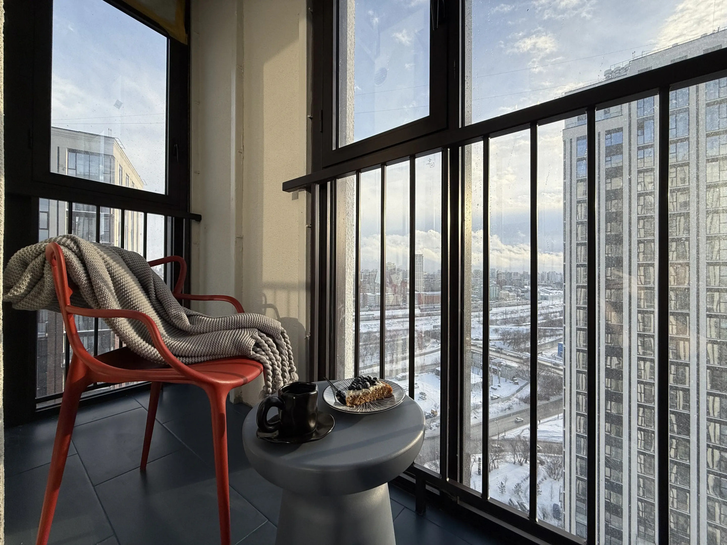 Апартаменты ЯРКИЙ ДИЗАЙН ПАНОРАМА НА РЕКУ ПРЯМО С КРОВАТИ